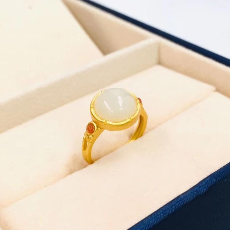 Classic Gold Ring with Timeless Appeal