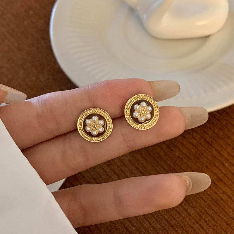 Classic Pearl Earring with Timeless Appeal