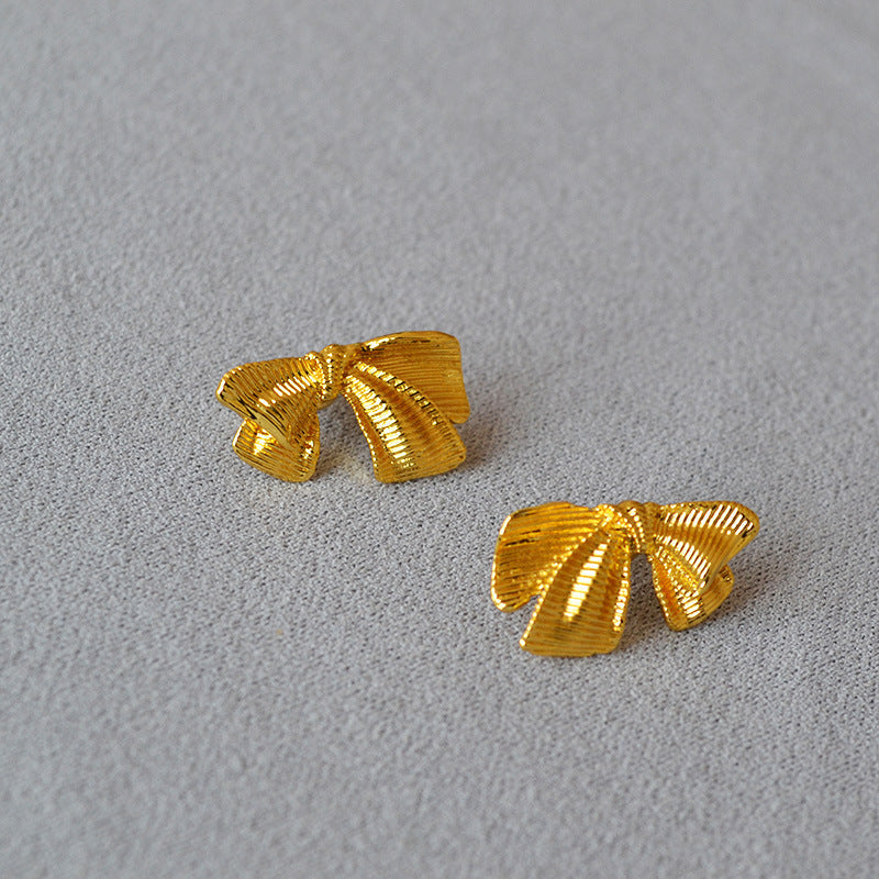 Classic Gold Earring with Timeless Appeal