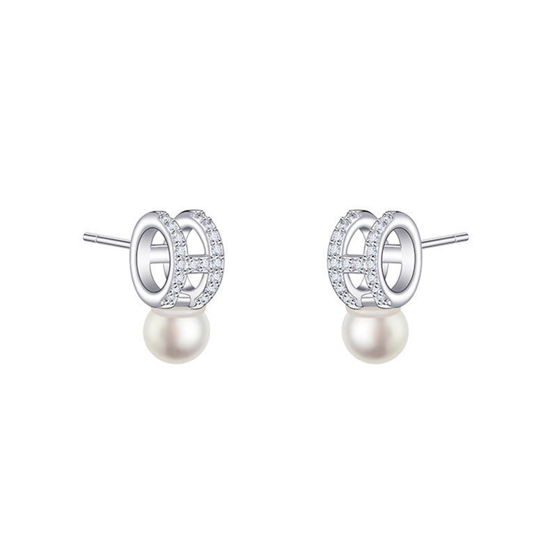 Classic Pearl Earring with Timeless Appeal