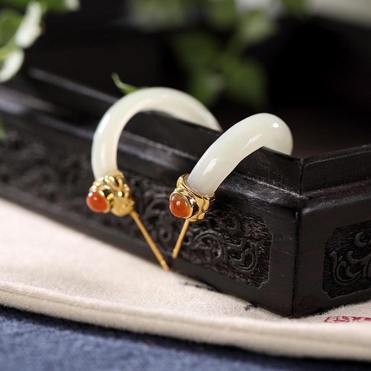Classic Gold Earring with Timeless Appeal