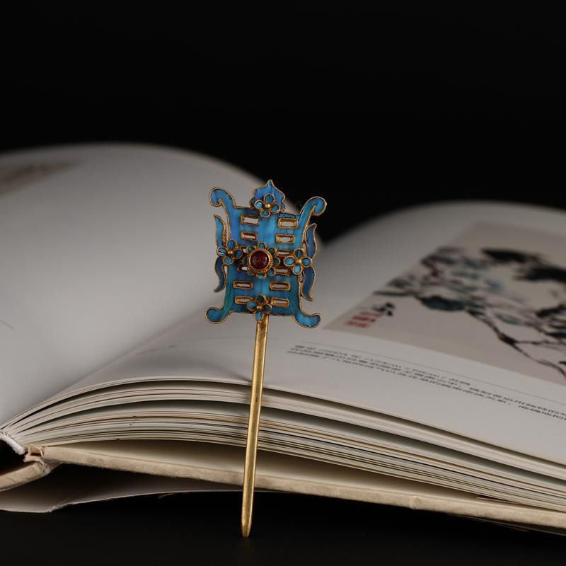 Charming Gold Piece for Any Occasion
