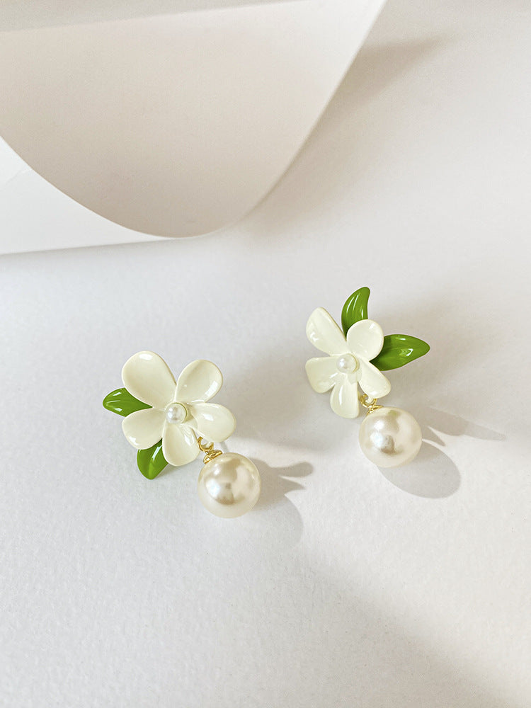 Romantic Pearl Earring for Special Moments