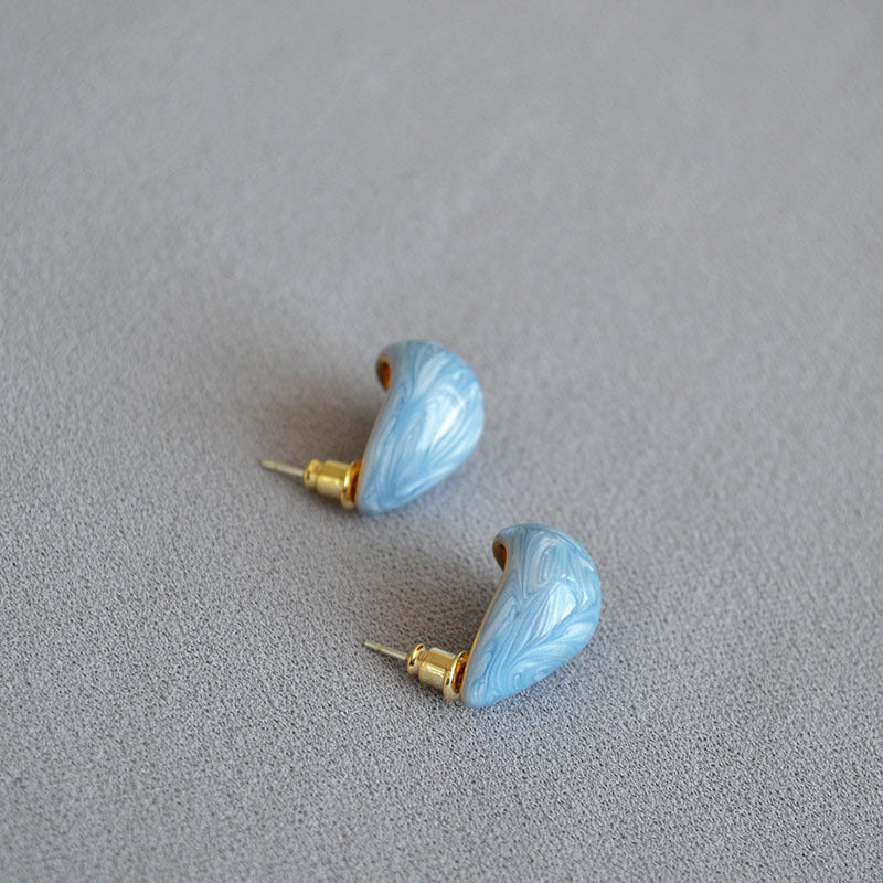Classic Gold Earring with Timeless Appeal