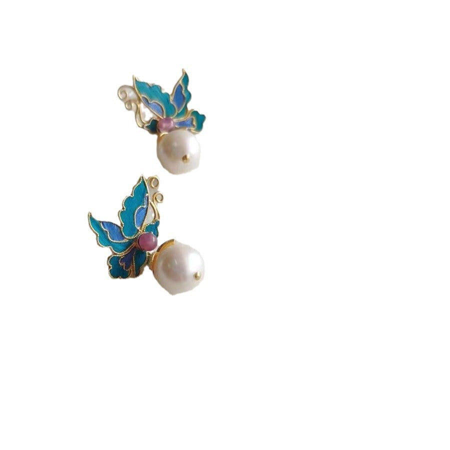 Classic Pearl Earring with Timeless Appeal