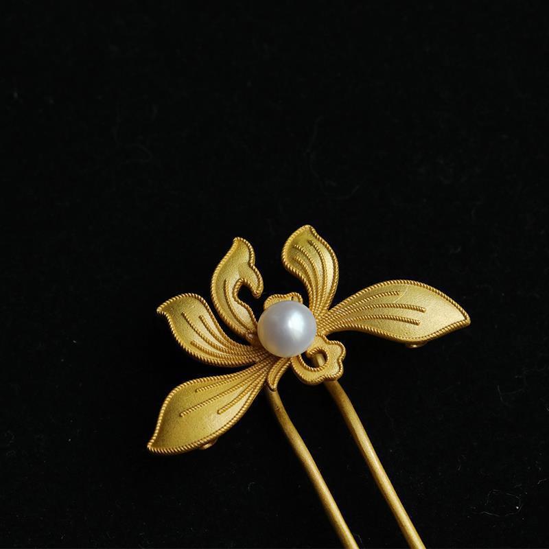 Elegant Gold Piece for Every Occasion