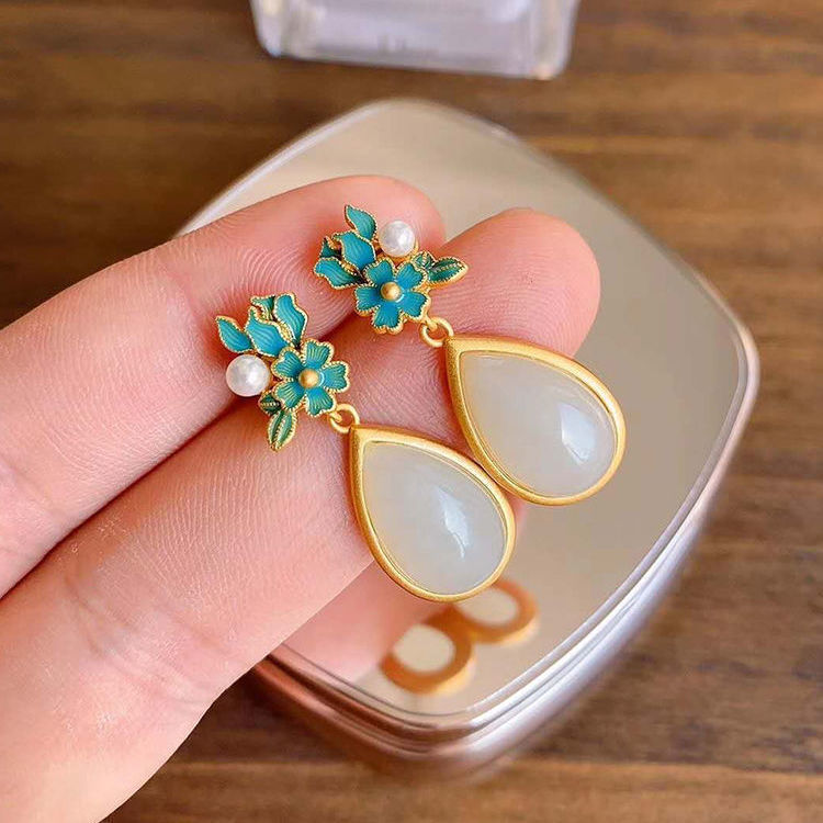 Beautiful Gold Earring with Unique Style