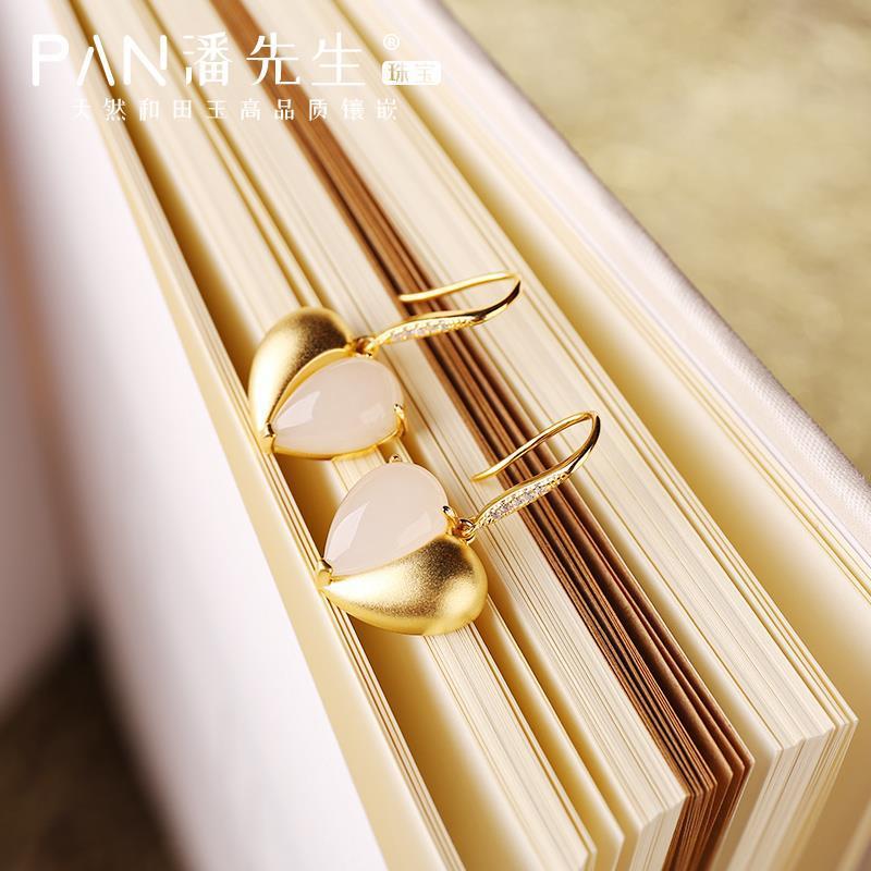 Classic Gold Earring with Timeless Appeal