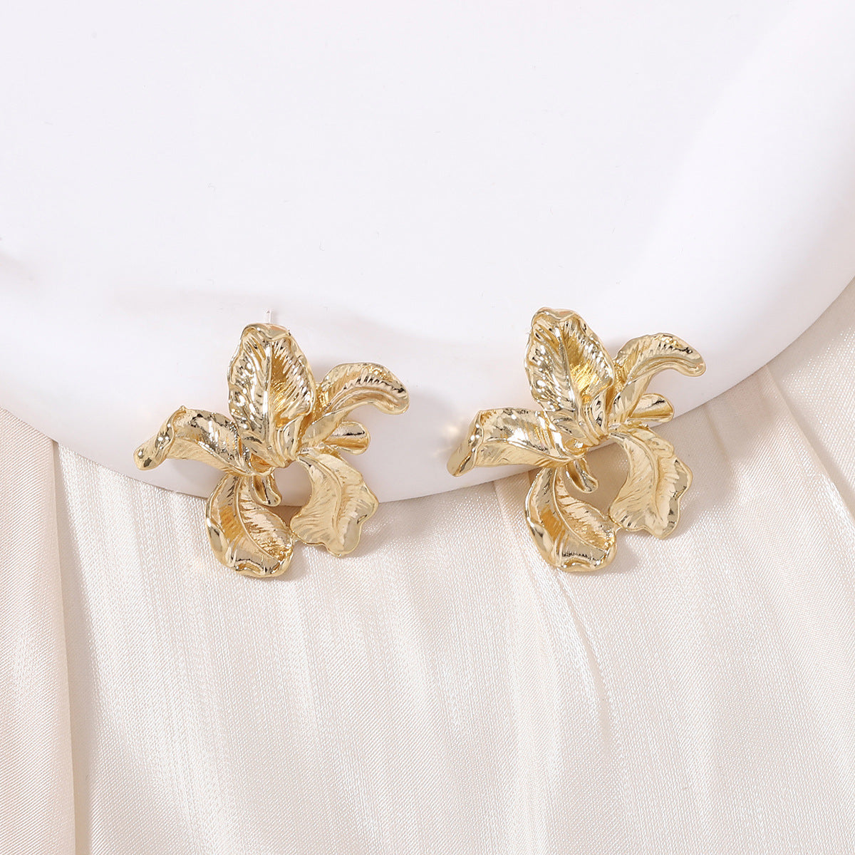 Charming Gold Earring for Any Occasion