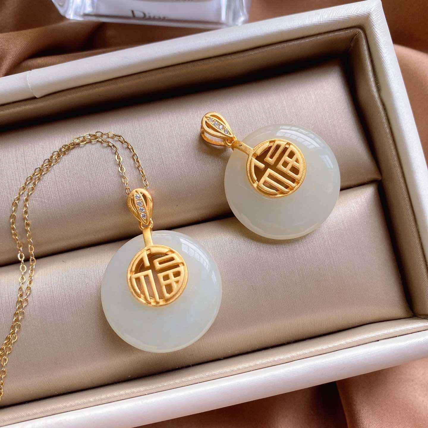 Romantic Gold Necklace for Special Moments