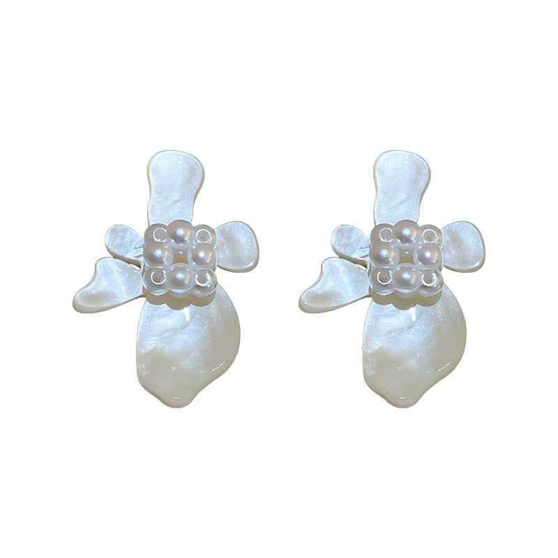 Romantic Pearl Earring for Special Moments