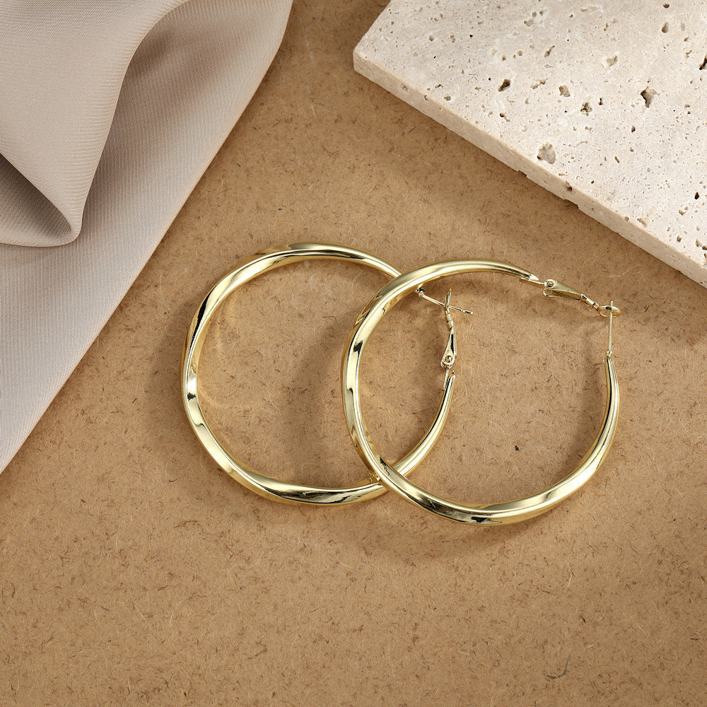 Classic Gold Earring with Timeless Appeal