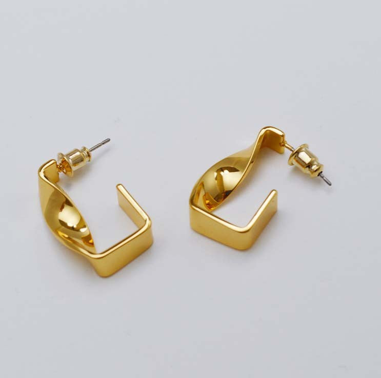 Elegant Gold Earring for Every Occasion