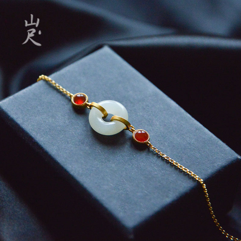 Classic Gold Bracelet with Timeless Appeal