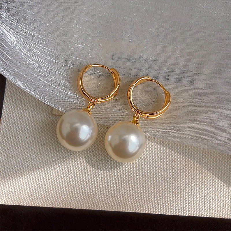 Romantic Pearl Earring for Special Moments