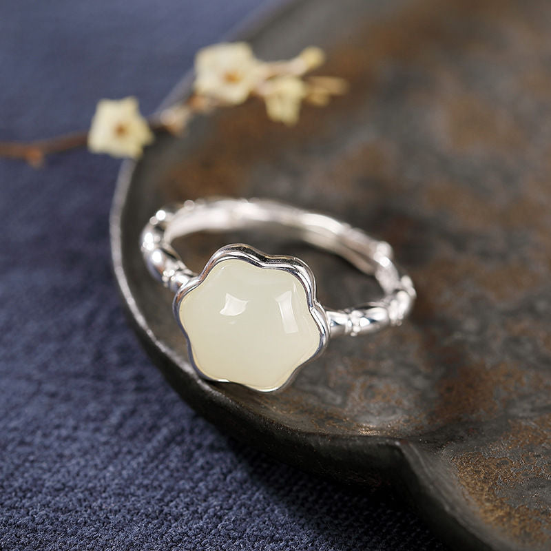 Classic Silver Ring with Timeless Appeal