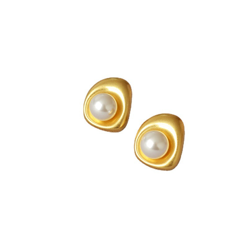 Charming Gold Earring for Any Occasion