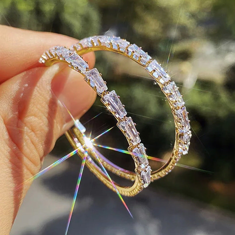 Beautiful Gold Earring with Unique Style