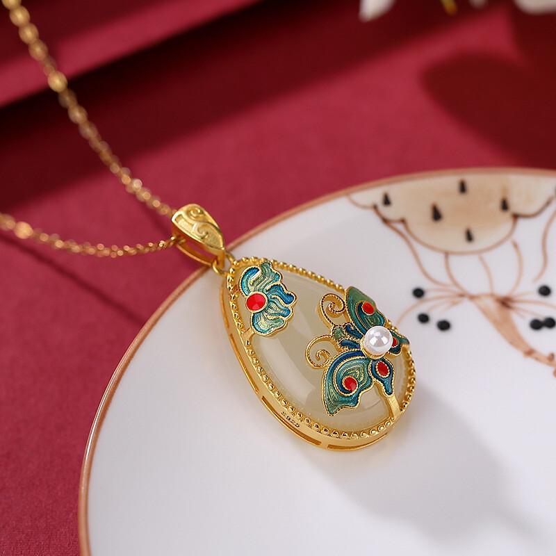 Classic Gold Pendant with Timeless Appeal