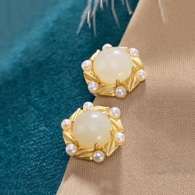 Charming Gold Earring for Any Occasion