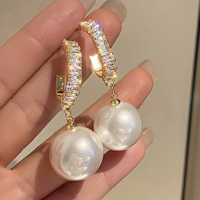 Classic Gold Earring with Timeless Appeal