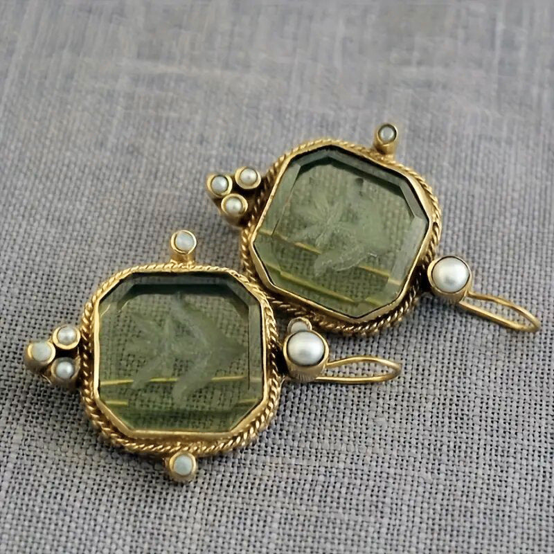 Charming Piece for Any Occasion