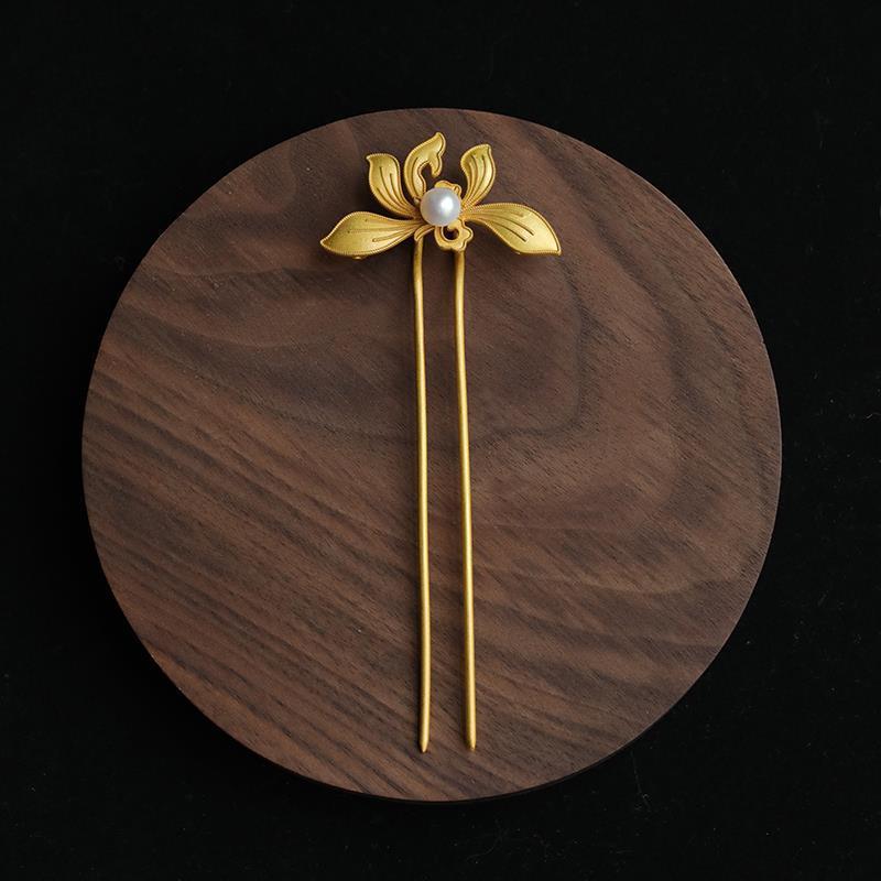 Elegant Gold Piece for Every Occasion