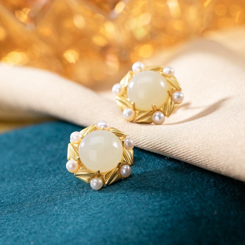Charming Gold Earring for Any Occasion