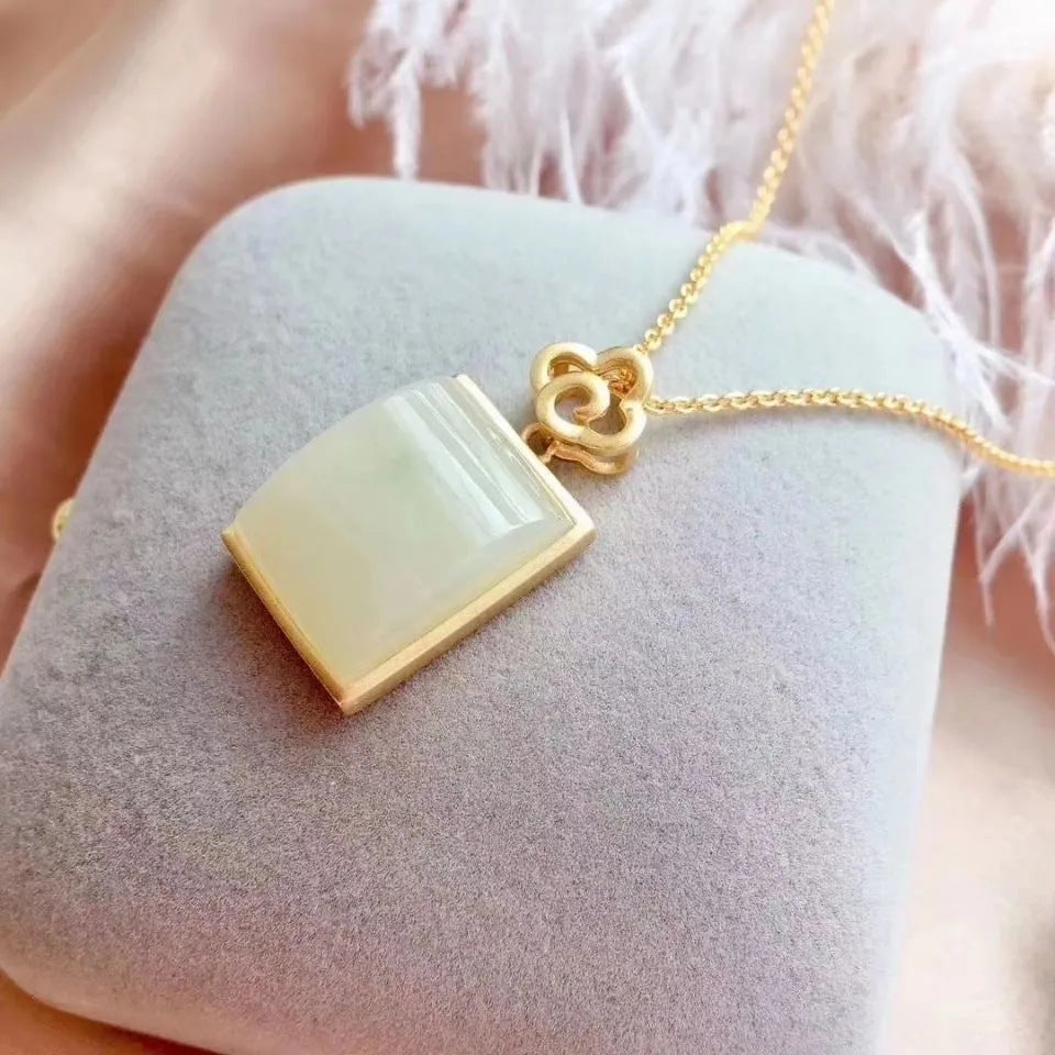 Classic Silver Necklace with Timeless Appeal