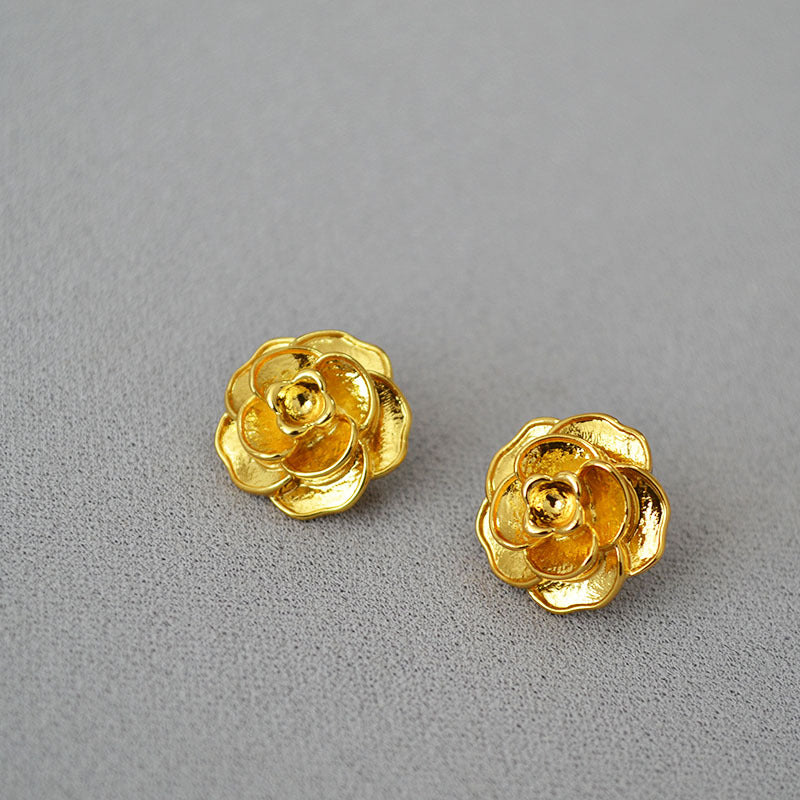 Classic Gold Earring with Timeless Appeal