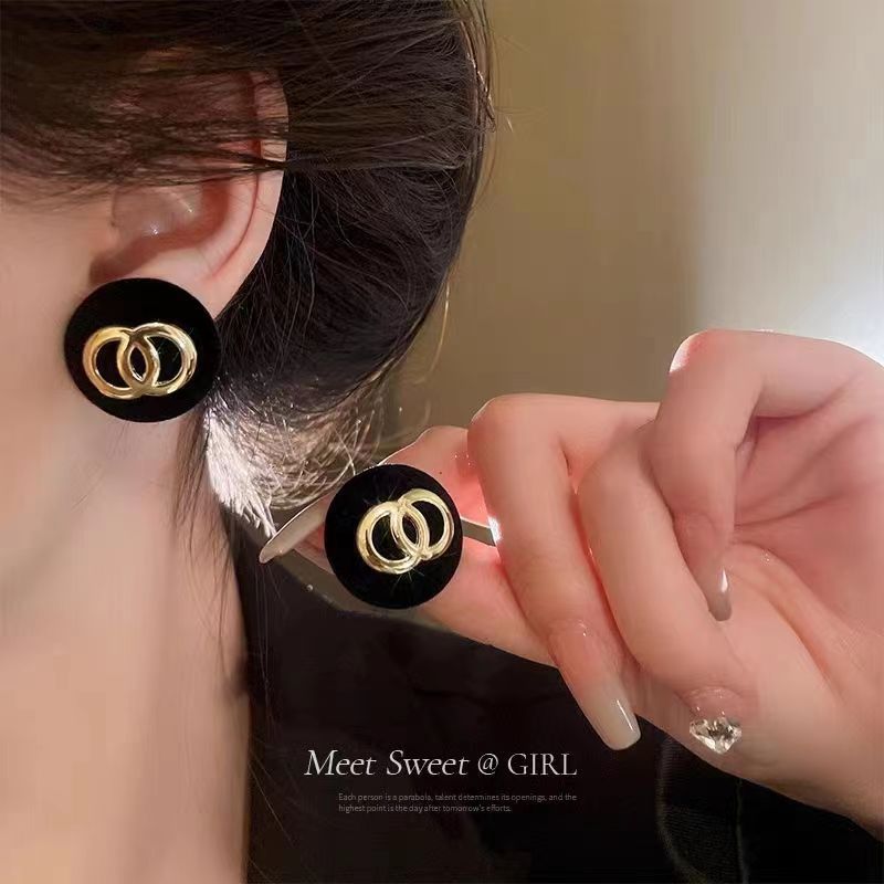 Elegant Gold Earring for Every Occasion