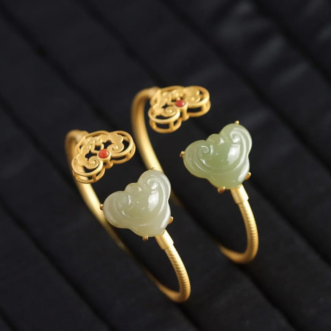 Romantic Gold Bracelet for Special Moments