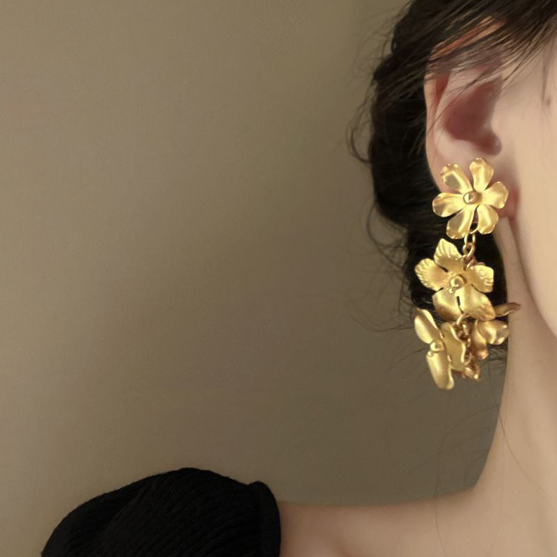 Classic Gold Earring with Timeless Appeal