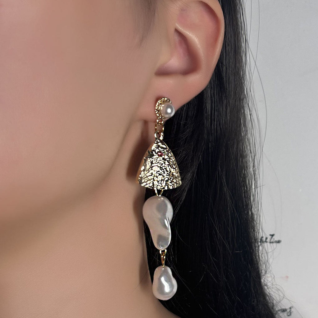 Charming Gold Earring for Any Occasion