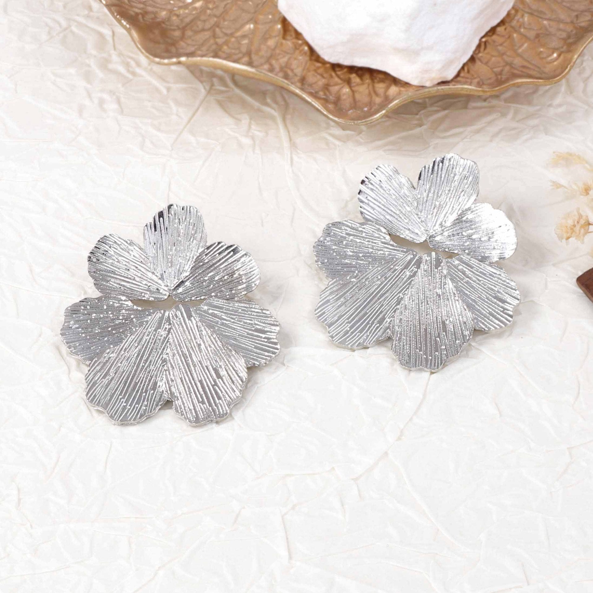 Romantic Gold Earring for Special Moments