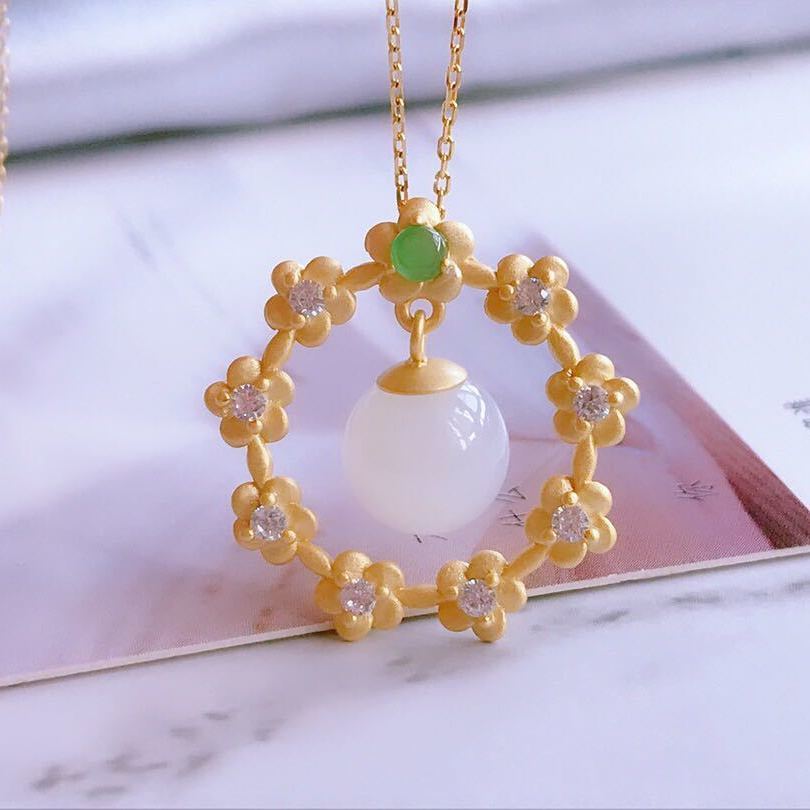 Beautiful Gold Pendant with Unique Style