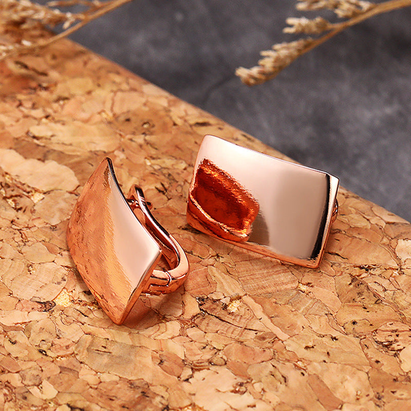Classic Gold Earring with Timeless Appeal
