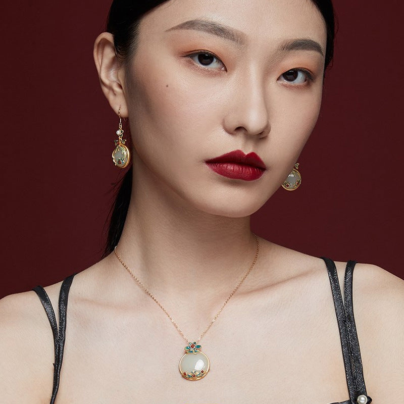 Classic Silver Necklace with Timeless Appeal