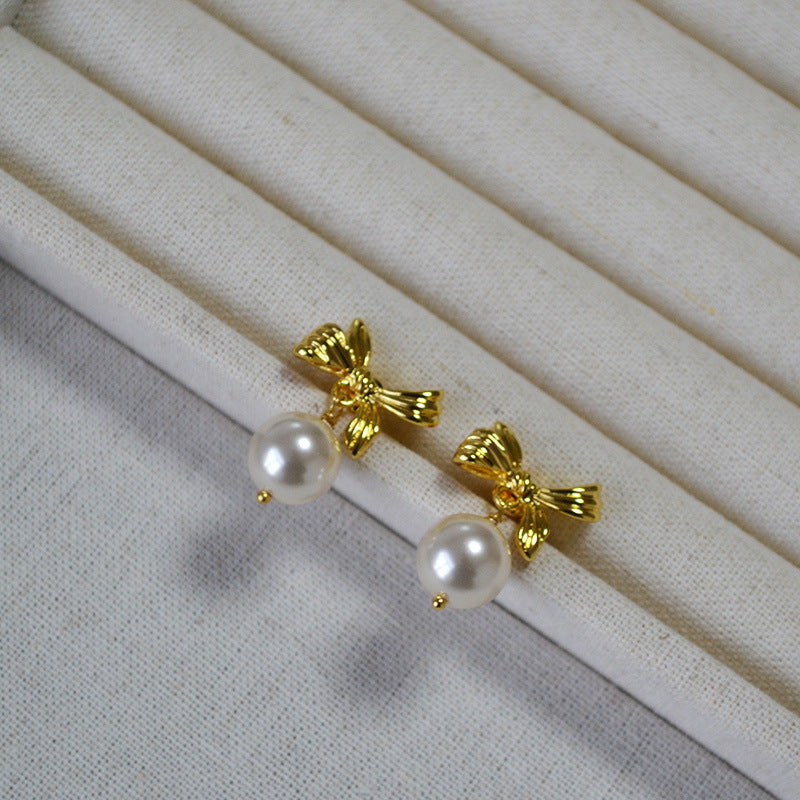 Classic Gold Earring with Timeless Appeal