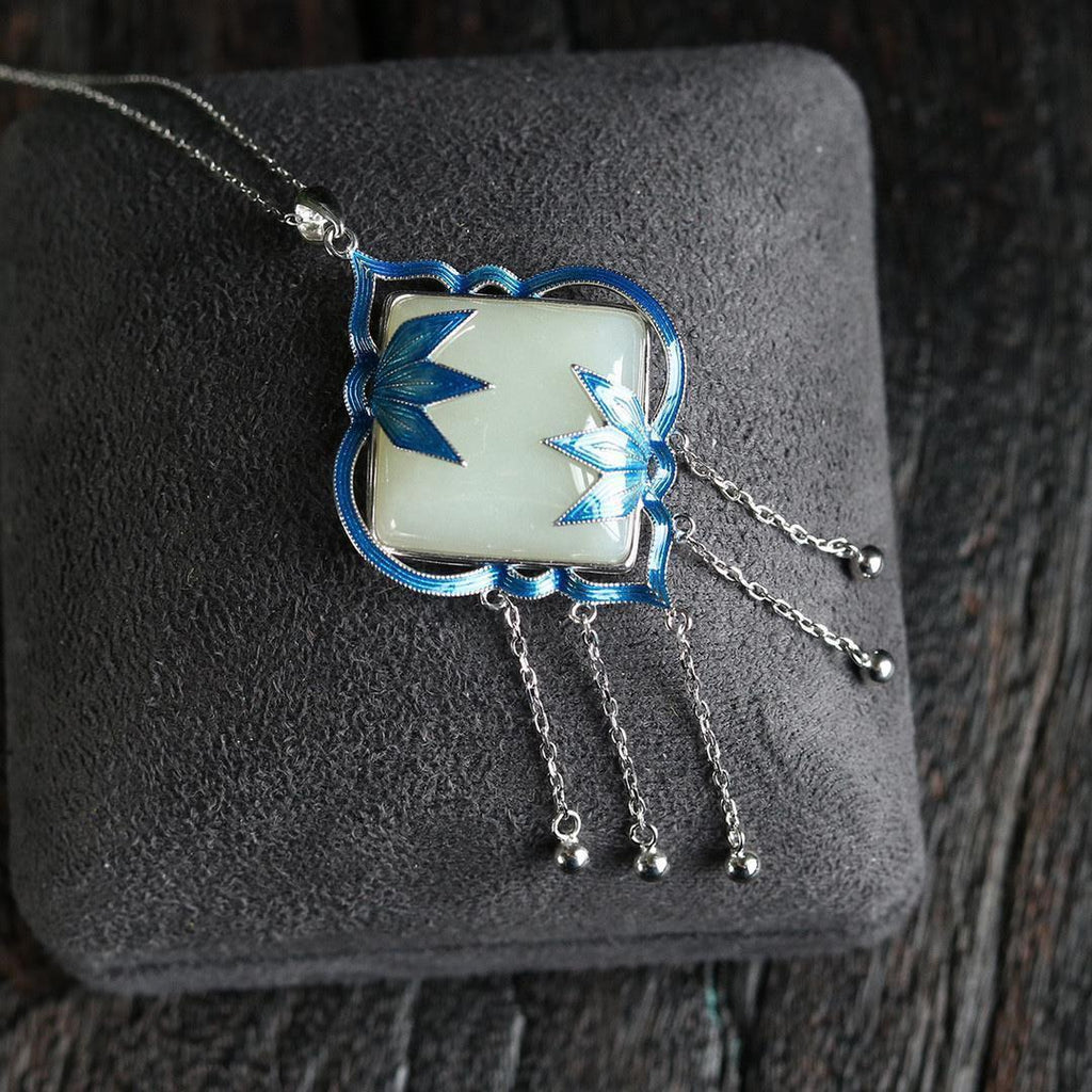 Classic Silver Pendant with Timeless Appeal