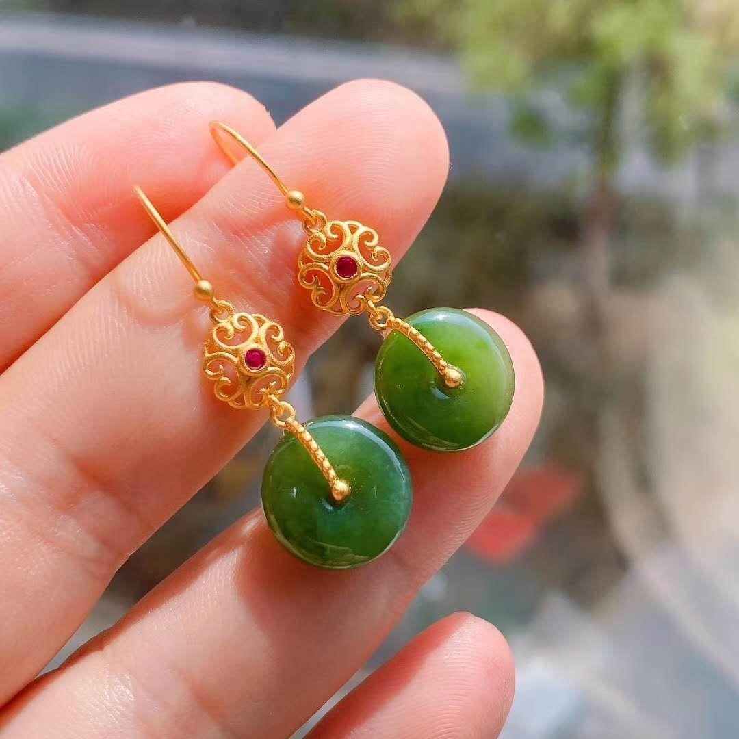 Charming Silver Earring for Any Occasion