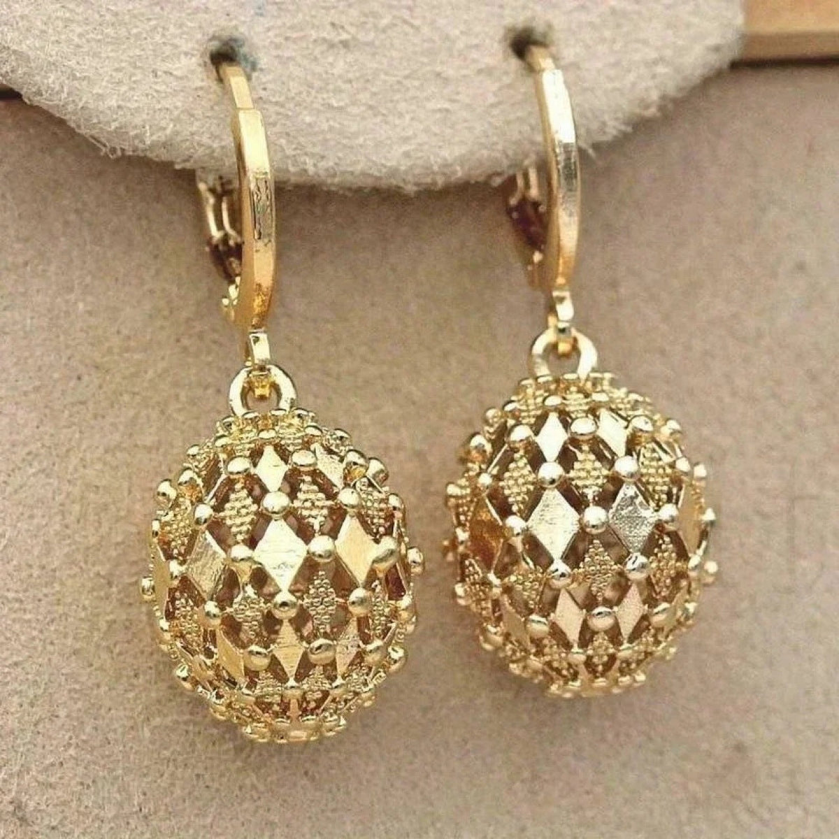 Romantic Gold Earring for Special Moments