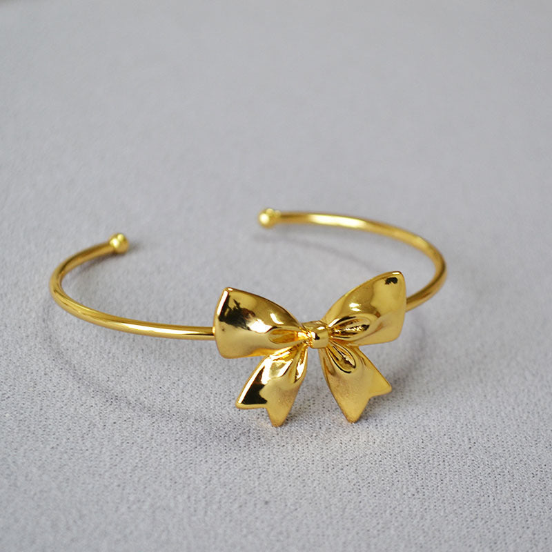 Classic Gold Bracelet with Timeless Appeal