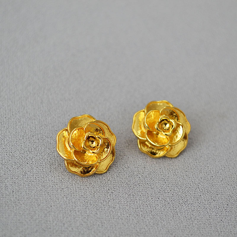 Classic Gold Earring with Timeless Appeal