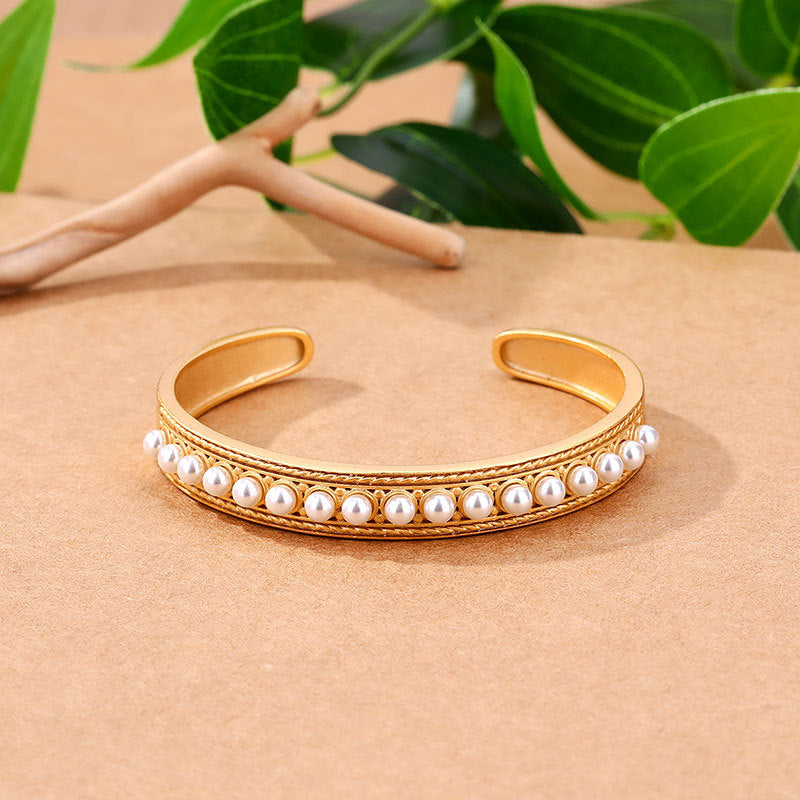 Romantic Gold Bracelet for Special Moments