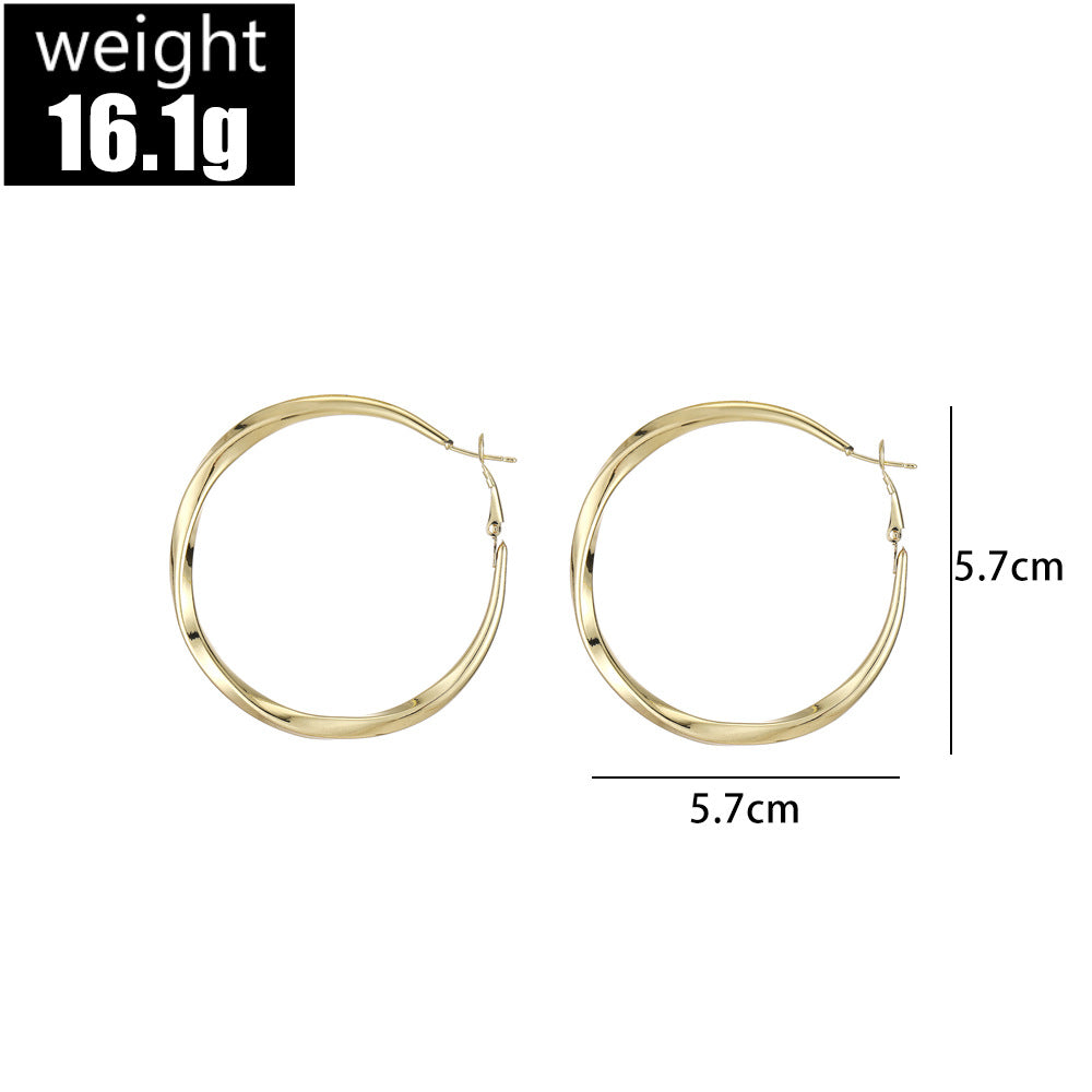 Classic Gold Earring with Timeless Appeal