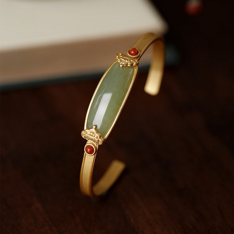 Romantic Gold Bracelet for Special Moments
