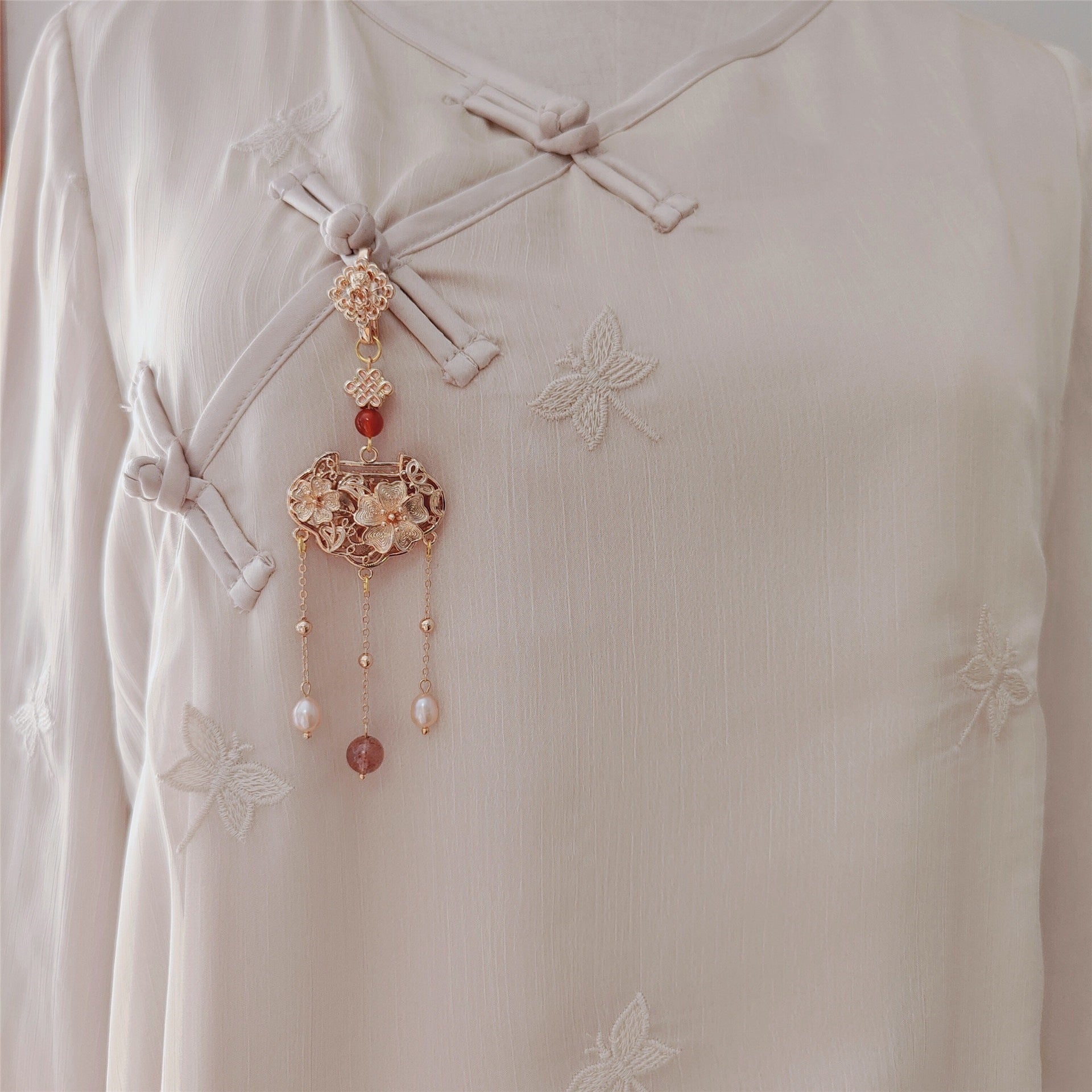 Classic Pearl Pendant with Timeless Appeal