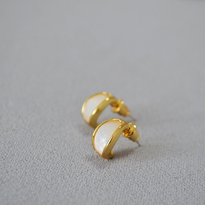 Classic Gold Earring with Timeless Appeal