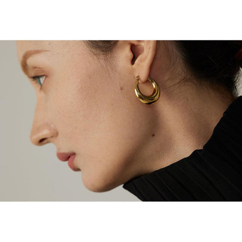 Classic Gold Earring with Timeless Appeal